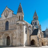 Église Notre-Dame-la-Grande de Poitiers. Notre-Dame-la-Grande est une église collégiale romane située à Poitiers. Sa façade sculptée est un chef-d'œuvre unanimement reconnu de l'art religieux de cette